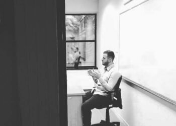 U kërkoni falje mësuesve tuaj!